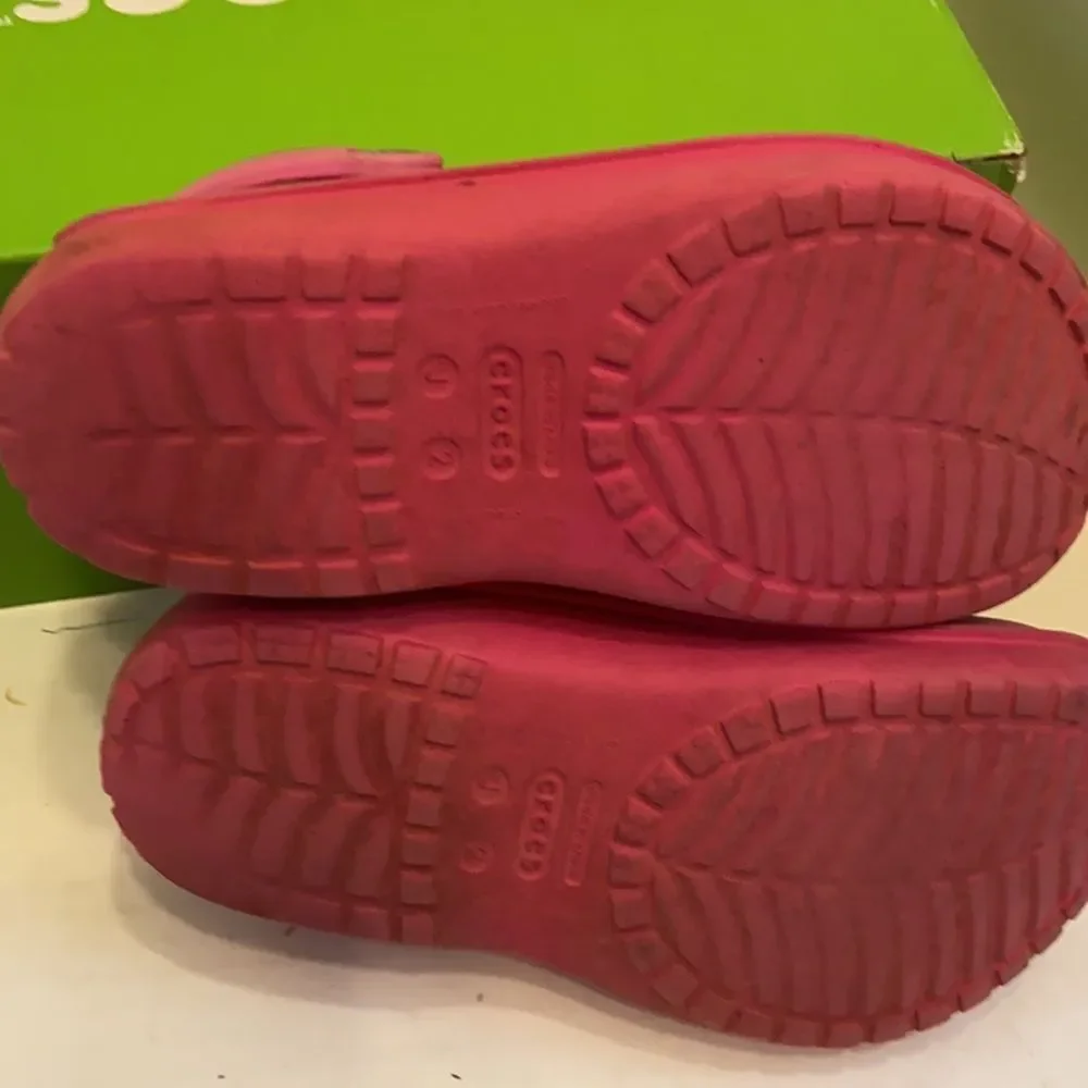 Crocs clogs pink size 2 j2‎